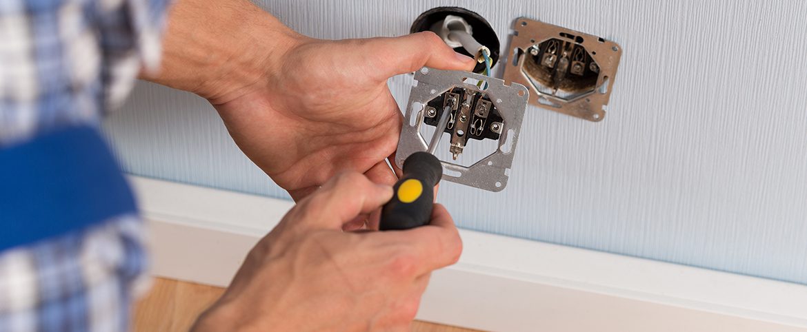 Réparer une prise qui sort du mur Réparer une prise qui sort du mur