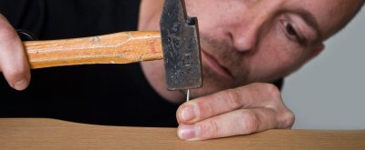« Même enfoncer un clou, tu ne sais pas le faire ! »