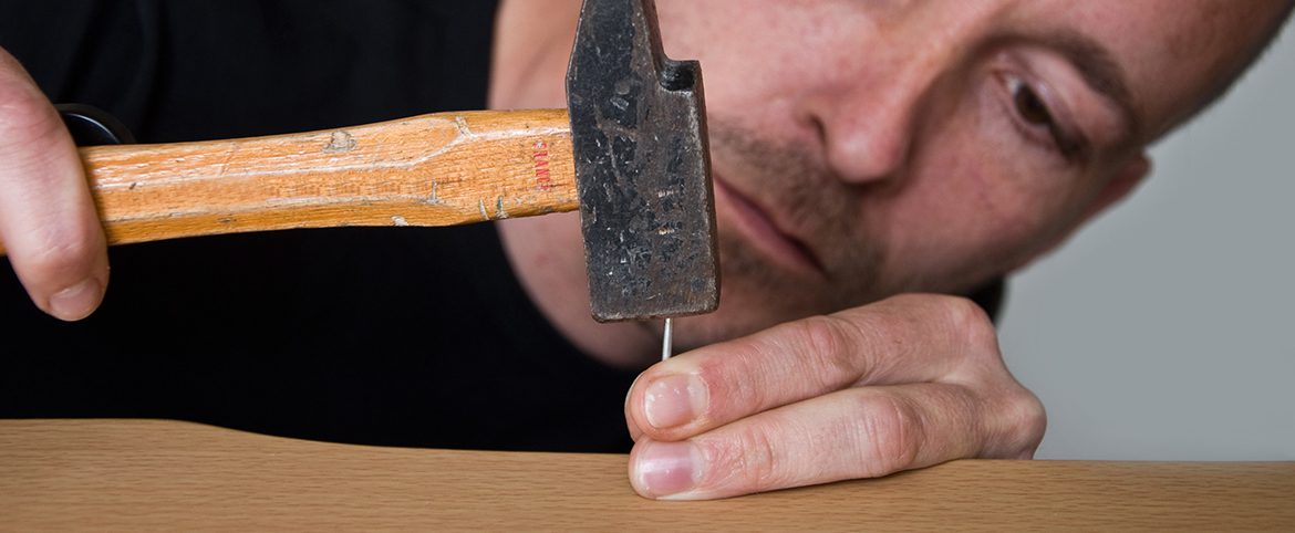 « Même enfoncer un clou, tu ne sais pas le faire ! » « Même enfoncer un clou, tu ne sais pas le faire ! »
