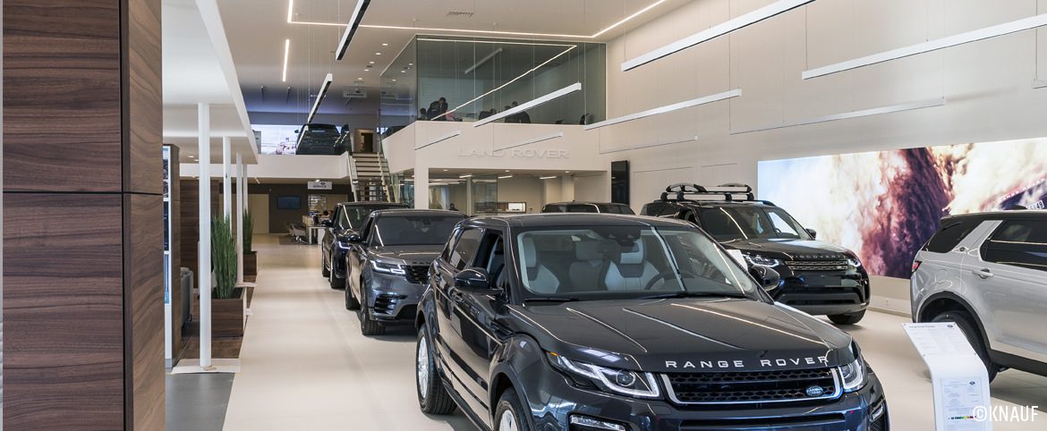 Knauf : Système de qualité pour les murs et les plafonds d'un showroom de voitures de luxe Knauf : Système de qualité pour les murs et les plafonds d'un showroom de voitures de luxe