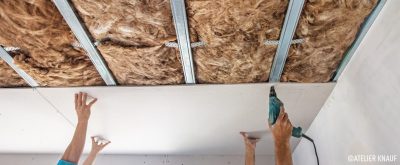 Atelier Knauf : Comment installer un plafond suspendu sous des poutres en bois ?