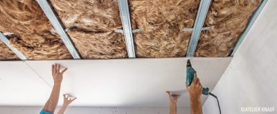 Atelier Knauf : Comment installer un plafond suspendu sous des poutres en bois ?