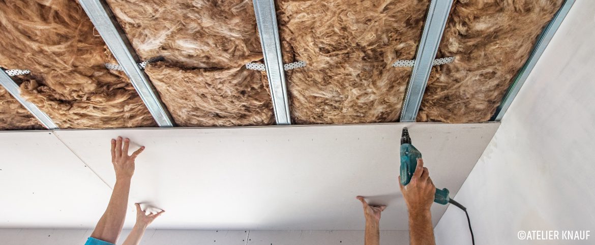 Atelier Knauf : Comment installer un plafond suspendu sous des poutres en bois ?