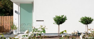 Harinck FRAGER : Souhaitez-vous un hall d’entrée éclairé à la lumière naturelle tout en ayant une porte d’entrée décorative?