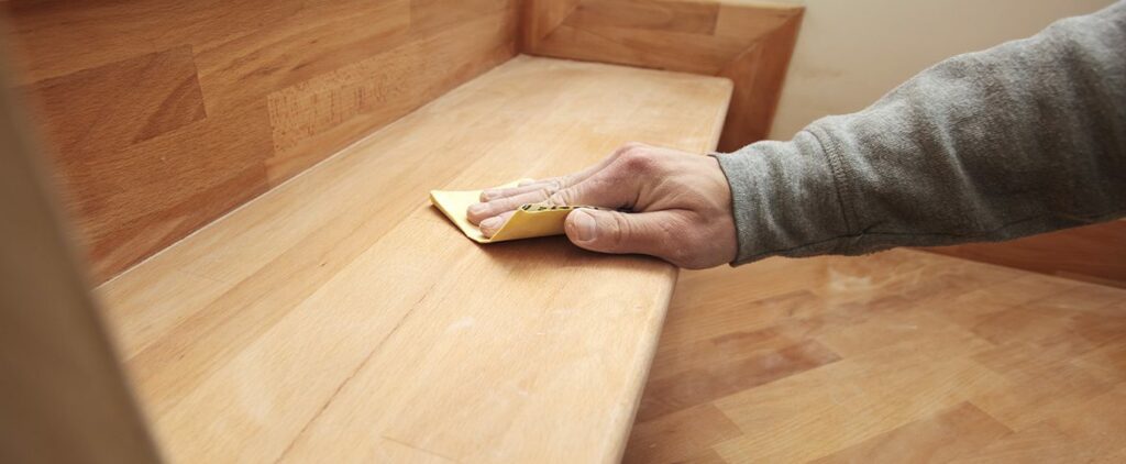 Les étapes à suivre pour poncer un escalier en bois 