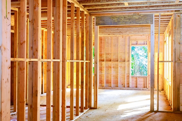 Construire en bois sous la pluie en Belgique : guide complet pour maîtriser l’humidité, choisir du bois conforme CE, protéger votre chantier et éviter les moisissures