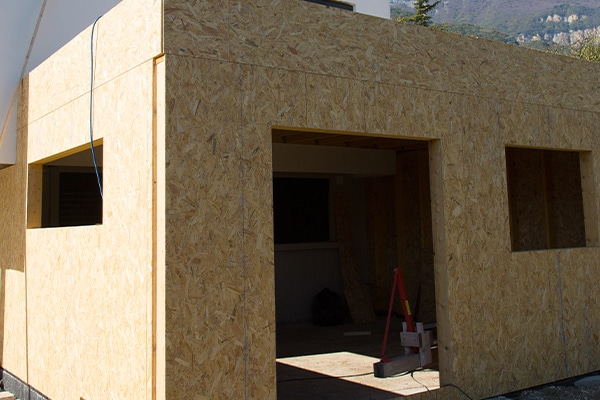 Construire en bois sous la pluie en Belgique : guide complet pour maîtriser l’humidité, choisir du bois conforme CE, protéger votre chantier et éviter les moisissures