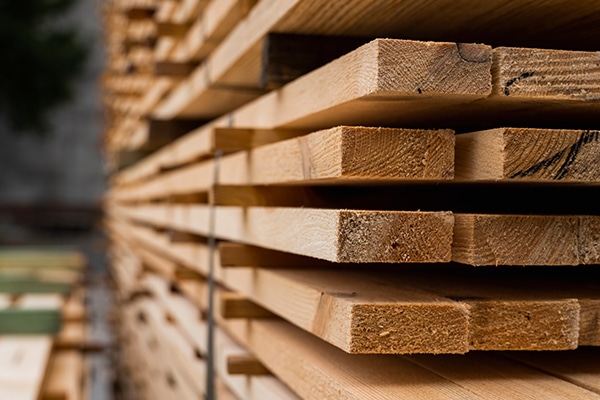 Construire en bois sous la pluie en Belgique : guide complet pour maîtriser l’humidité, choisir du bois conforme CE, protéger votre chantier et éviter les moisissures