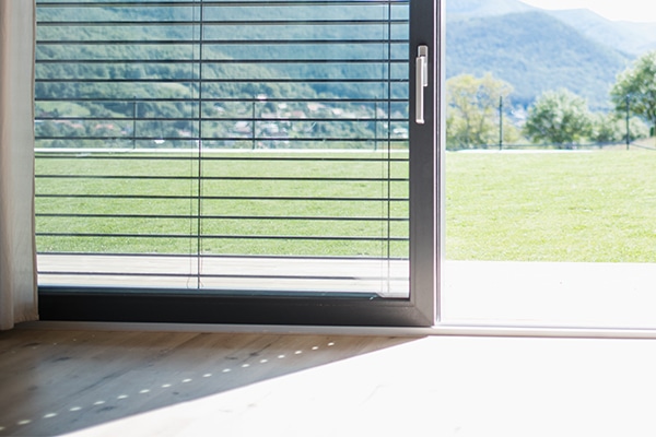 %titre Découvrez comment concevoir une transition harmonieuse entre l’intérieur et l’extérieur de votre habitat grâce à des choix de matériaux, de niveaux, d’étanchéité et d’aménagements qui optimisent l’esthétique, le confort et la durabilité de votre espace de vie.  l'article%