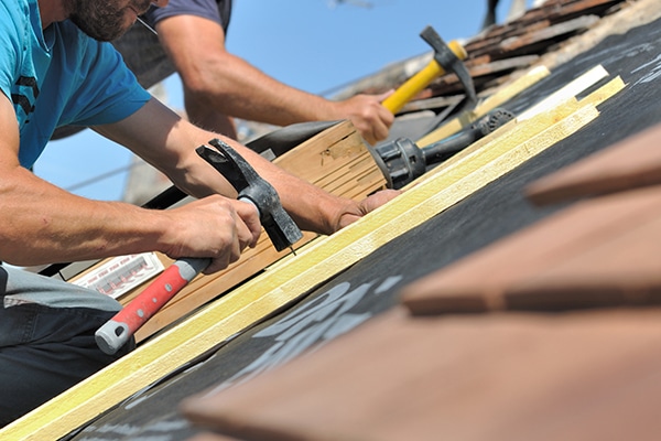 Isoler sa toiture est essentiel pour réduire jusqu’à 30 % des pertes de chaleur. Découvrez les 3 règles d’or : sous-toiture, isolant continu et pare-vapeur étanche pour une performance optimale.