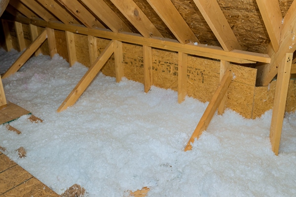 Isoler sa toiture est essentiel pour réduire jusqu’à 30 % des pertes de chaleur. Découvrez les 3 règles d’or : sous-toiture, isolant continu et pare-vapeur étanche pour une performance optimale.