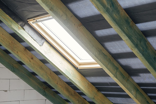 Isoler sa toiture est essentiel pour réduire jusqu’à 30 % des pertes de chaleur. Découvrez les 3 règles d’or : sous-toiture, isolant continu et pare-vapeur étanche pour une performance optimale.