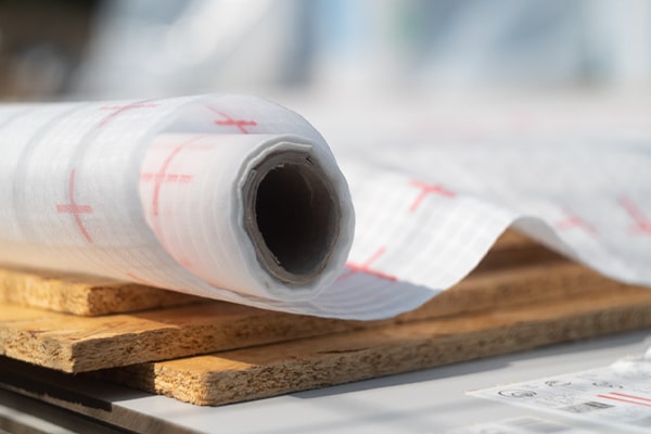 Isoler sa toiture est essentiel pour réduire jusqu’à 30 % des pertes de chaleur. Découvrez les 3 règles d’or : sous-toiture, isolant continu et pare-vapeur étanche pour une performance optimale.