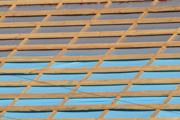 Isoler sa toiture est essentiel pour réduire jusqu’à 30 % des pertes de chaleur. Découvrez les 3 règles d’or : sous-toiture, isolant continu et pare-vapeur étanche pour une performance optimale.