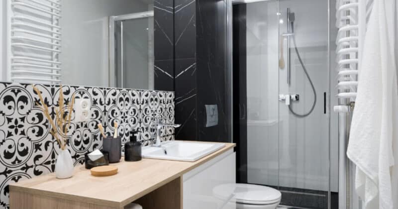 Comment aménager une petite salle de bains : guide complet