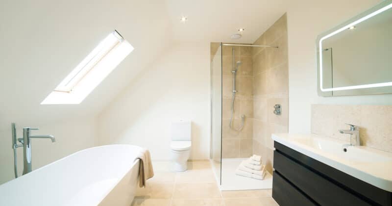 salle de bains douche baignoire rangement éclairage
