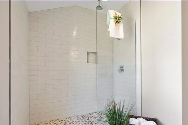 salle de bains douche baignoire rangement éclairage