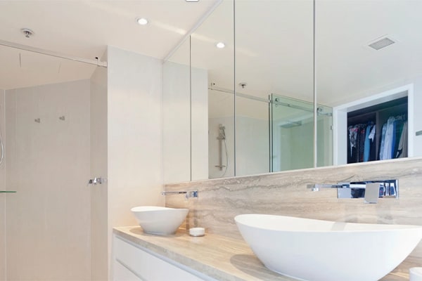 salle de bains douche baignoire rangement éclairage