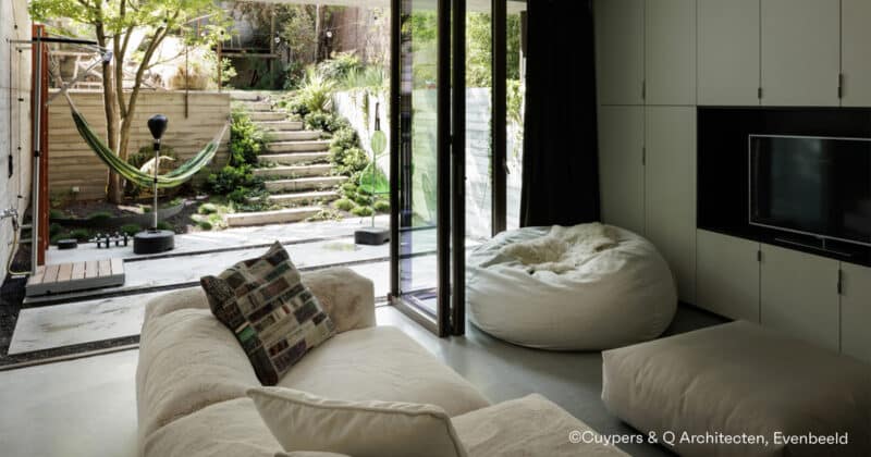 Coup d’œil à l’intérieur : une maison de ville élégante où l’aluminium et l’acier se complètent à merveille