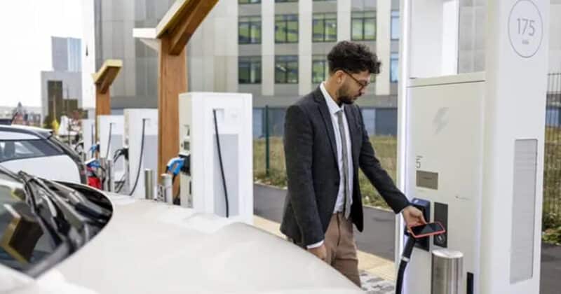 Facturation de la recharge des voitures électriques : comment gérer les coûts en entreprise ?