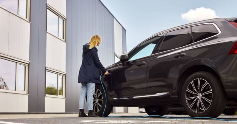 Recharger sa voiture électrique au travail : un avantage extra-légal pour les entreprises
