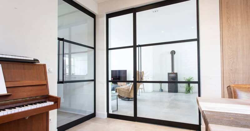 Pourquoi opter pour des portes intérieures en aluminium au look acier ?