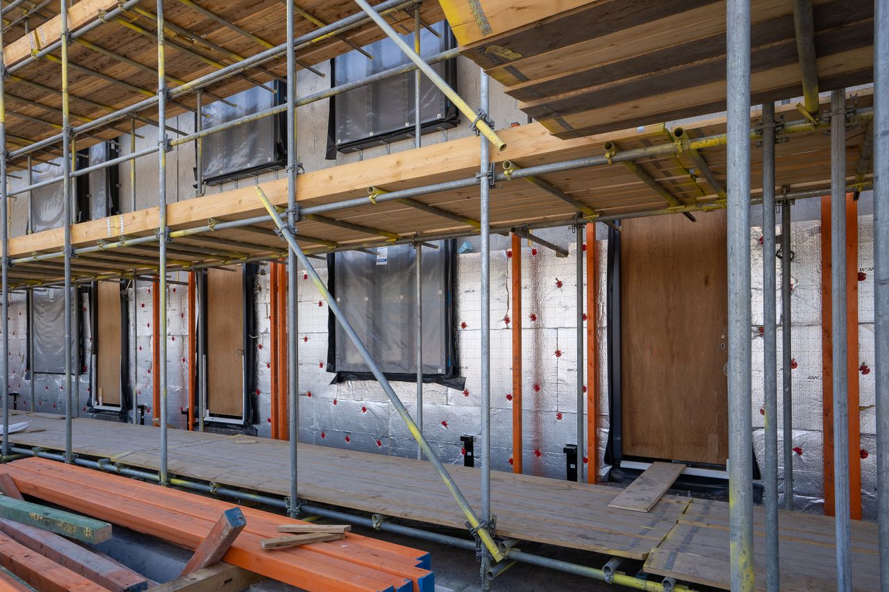 %titre de l'article% Auditeur examinant l'isolation d'une maison lors d'un audit logement