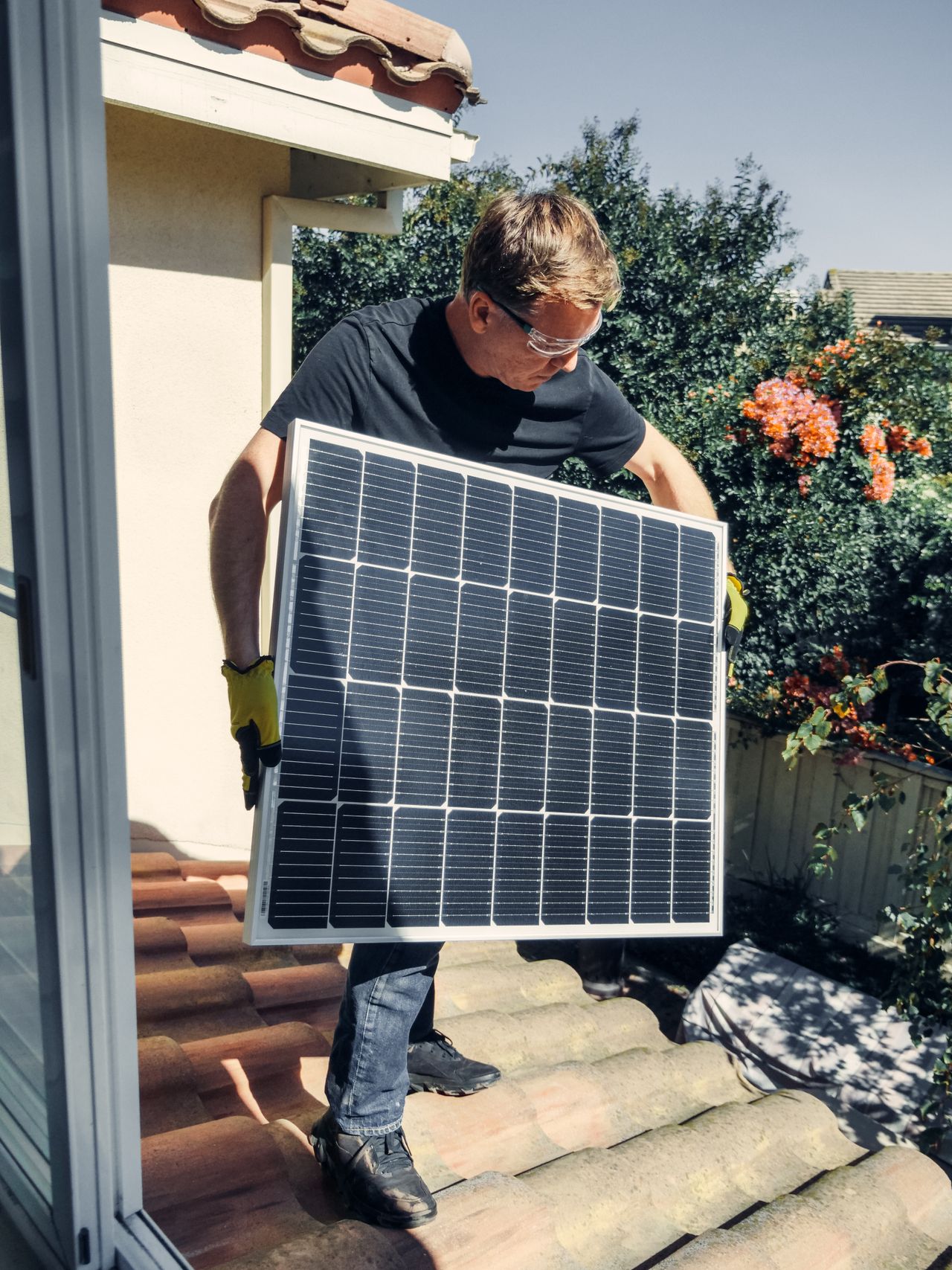 %titre de l'article% Panneaux solaires sur un toit, production photovoltaïque domestique