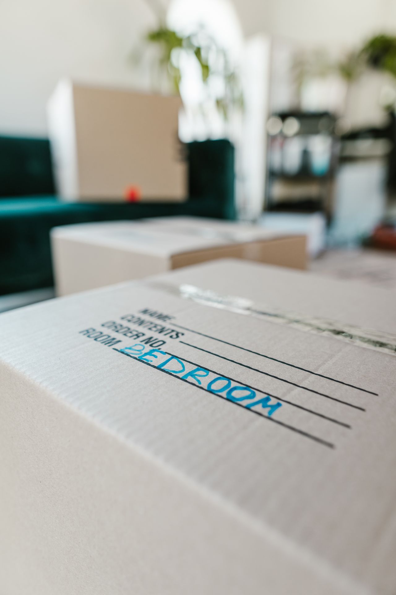 %titre de l'article% Cartons de déménagement étiquetés et empilés, prêts pour le jour J