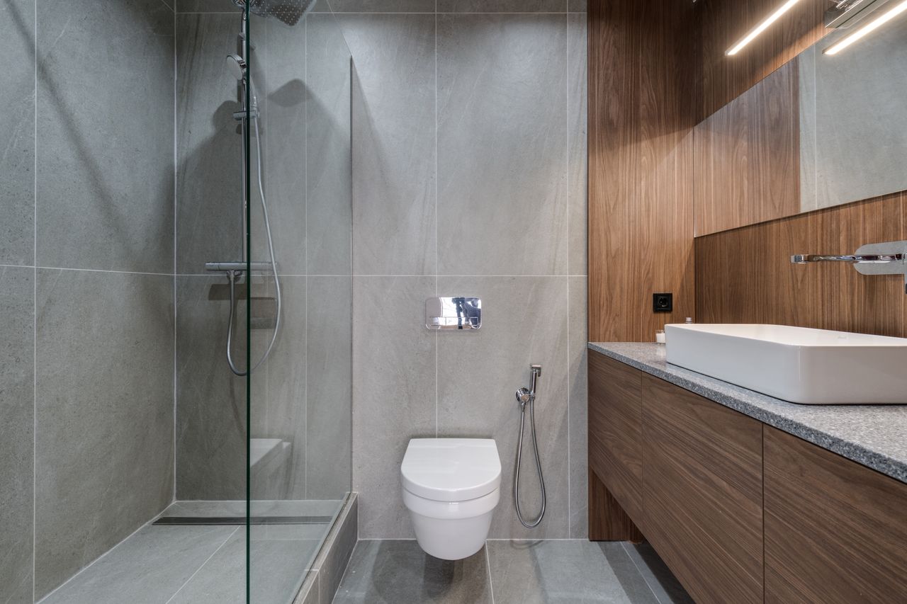 %titre de l'article% Douche à l'italienne de plain-pied dans une salle de bains moderne