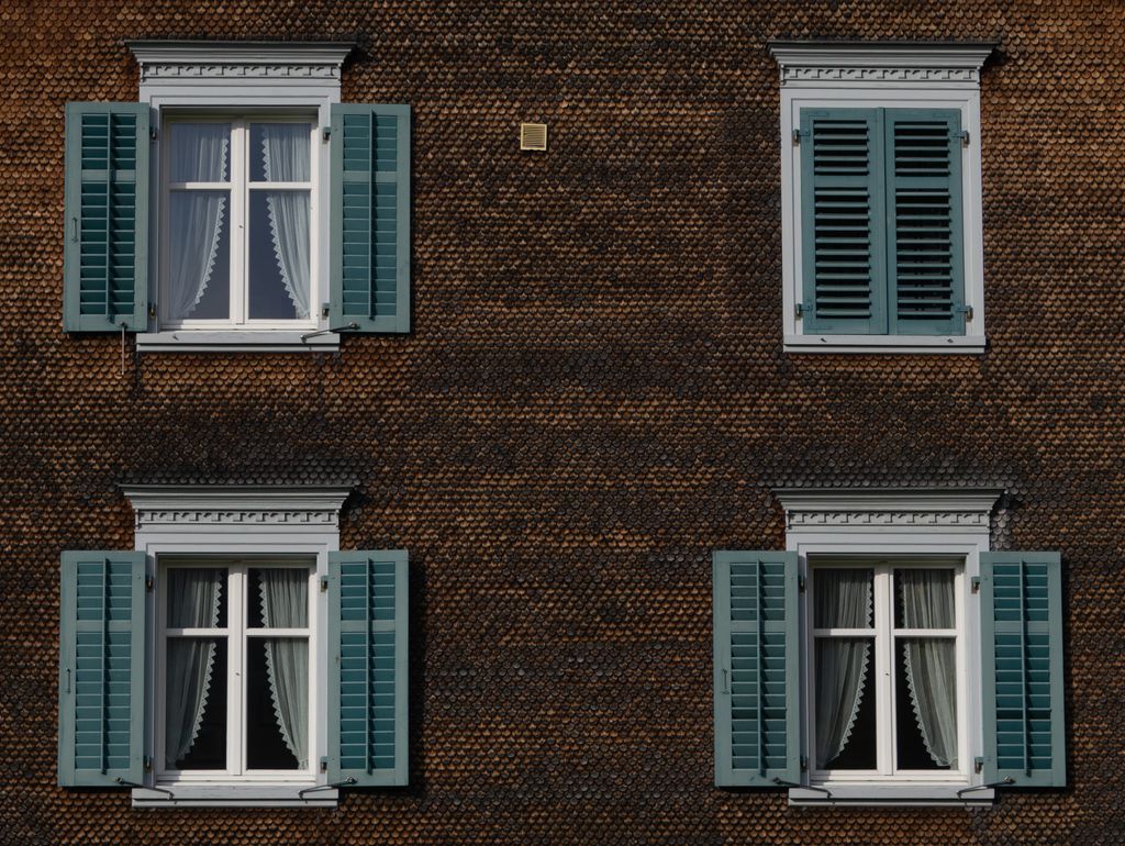 %titre de l'article% Façade avec volets extérieurs pour garder la maison fraîche en été
