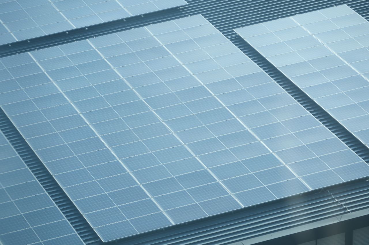 %titre de l'article% Gros plan de panneaux photovoltaïques convertissant la lumière du soleil en électricité