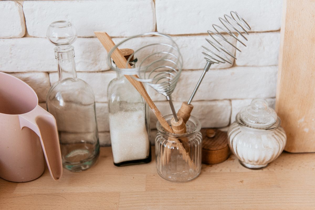 %titre de l'article% Produits d'entretien naturels comme le bicarbonate et le vinaigre blanc, en bocaux dans la cuisine