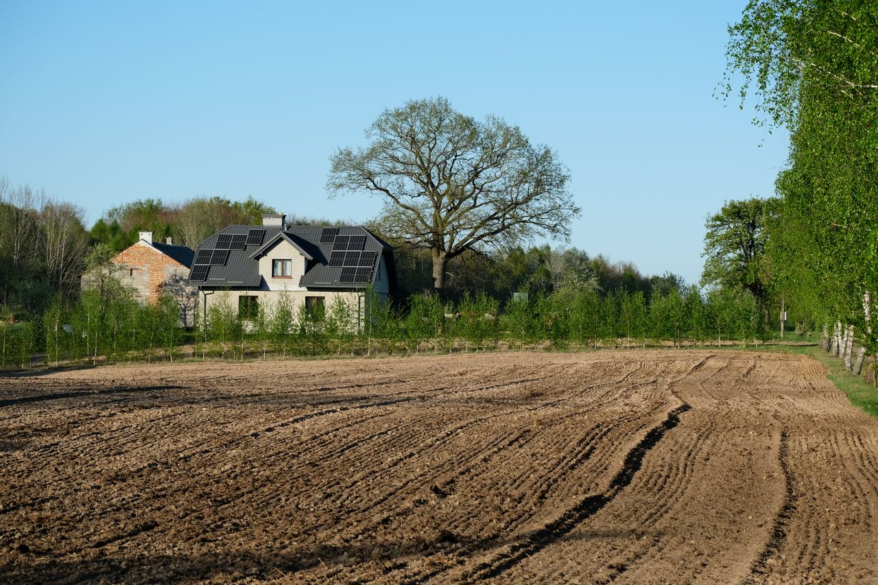 Maison quasi zéro énergie avec panneaux solaires Maison performante équipée de panneaux solaires illustrant le standard quasi zéro énergie (Q-ZEN)