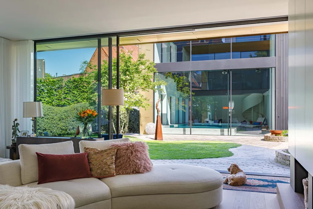 Baie coulissante HiFinity de Reynaers Aluminium ouvrant le séjour sur le jardin et la piscine