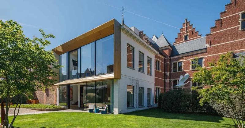 Découvrez une rénovation de caractère : de nouveaux châssis font le lien entre passé et présent