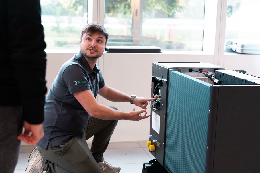Exercice pratique sur une pompe à chaleur au centre de formation Vaillant d’Herentals